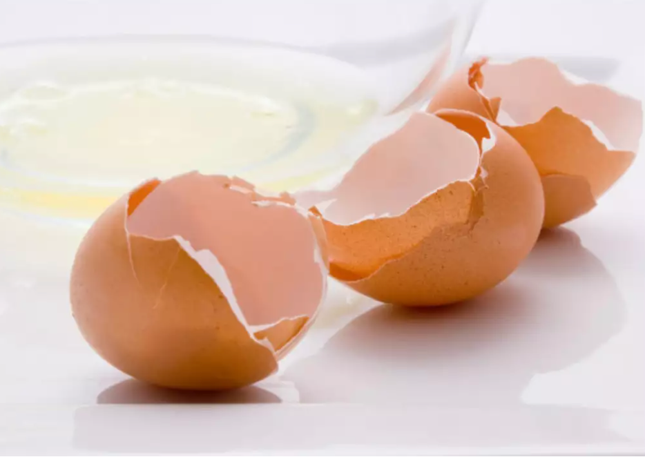 Μην πετάς τα τσόφλια των αυγών – Το μυστικό με το μούλιασμα που θα σου λύσει τα χέρια