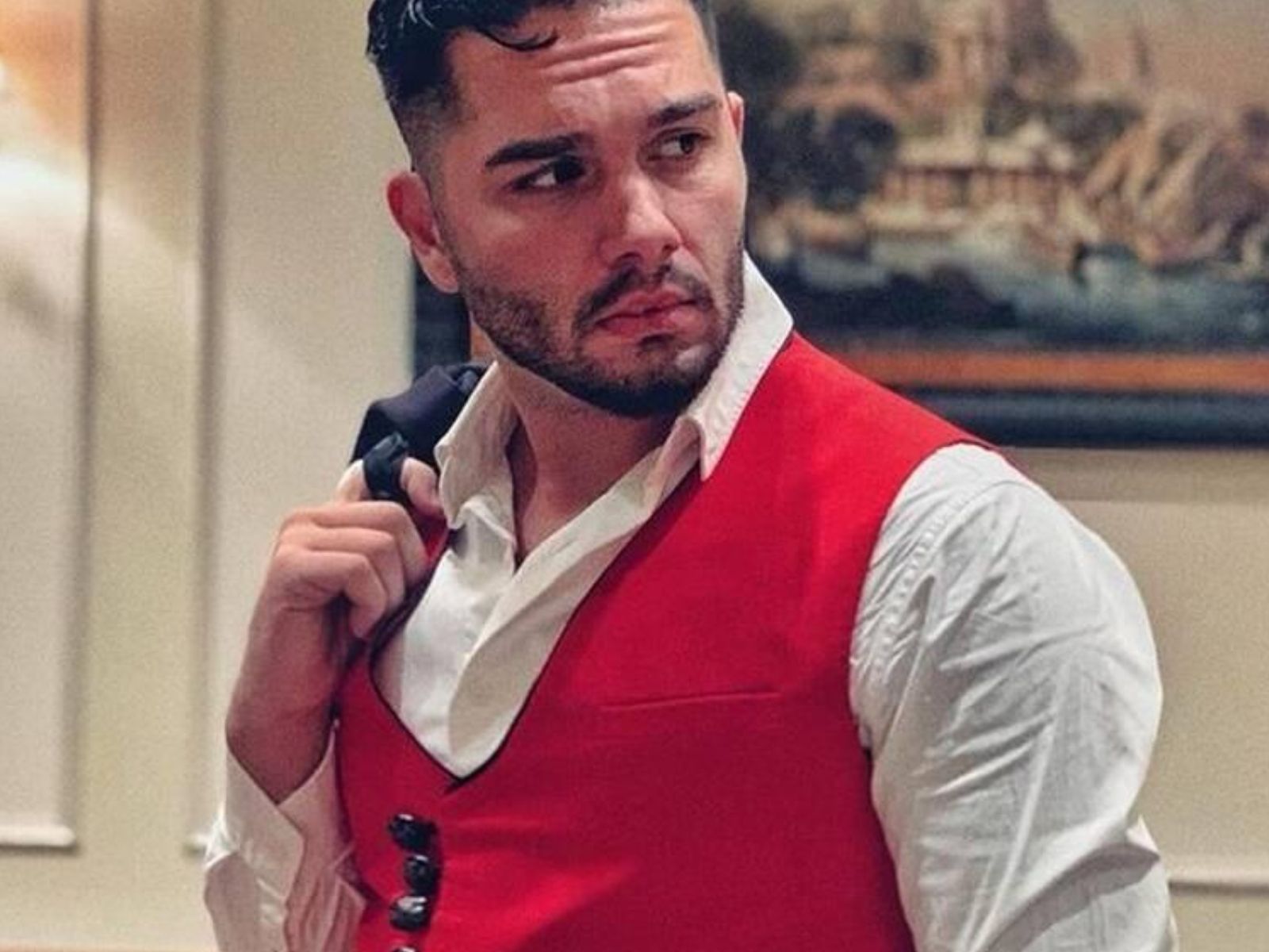 Πιο γοητευτικός από ποτέ ο Χρήστος Μάστορας σε insta story του με λευκό σακάκι