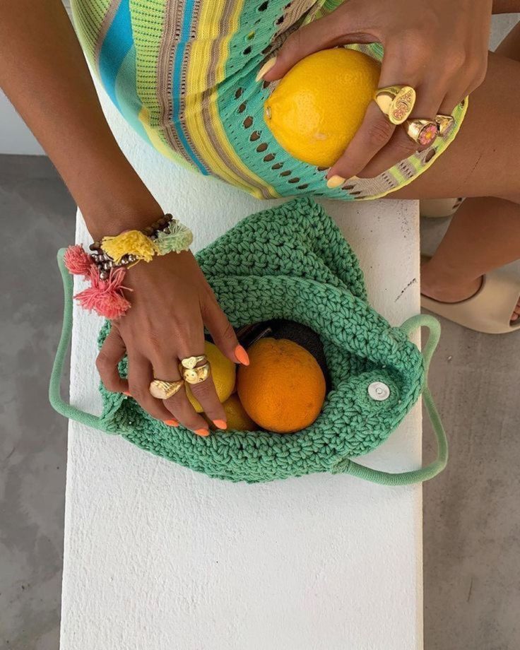 Πλεκτές τσάντες το Καλοκαίρι – Το Νο1 trend και ιδέες για σχέδια και χρώματα στα πιο boho outfits