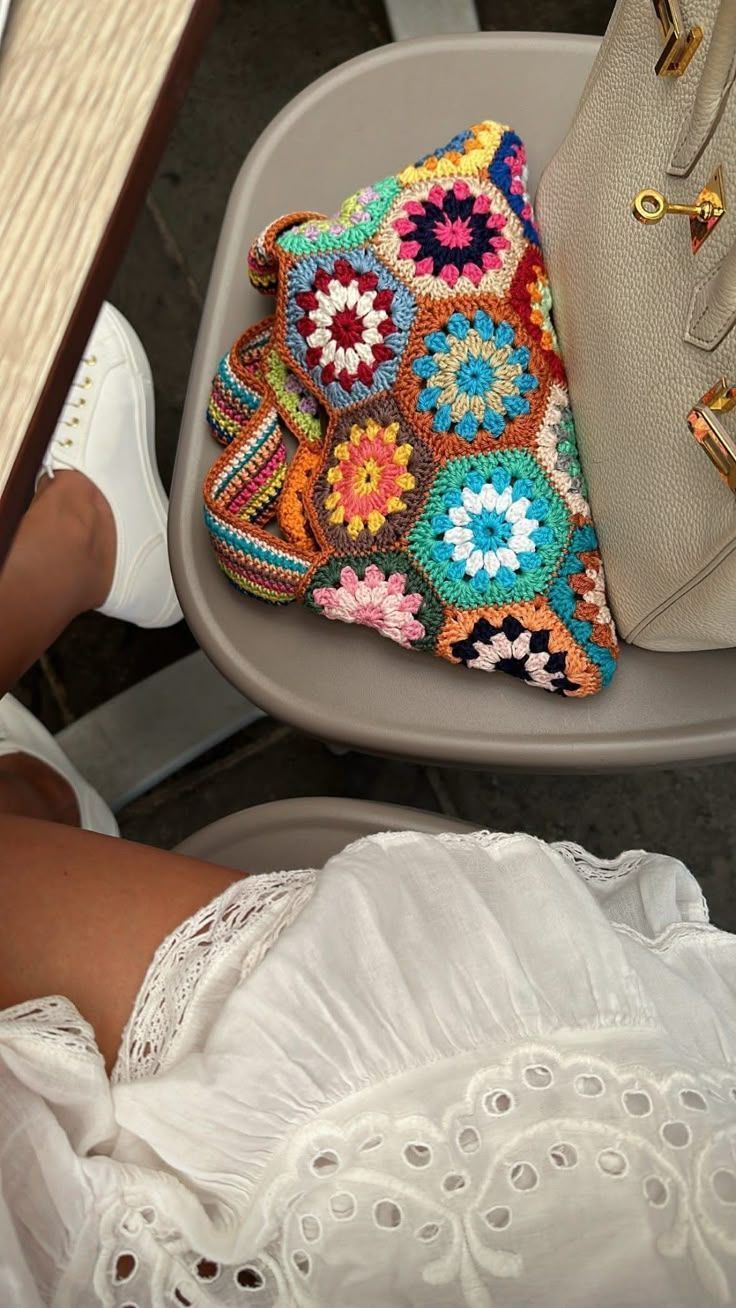 Πλεκτές τσάντες το Καλοκαίρι – Το Νο1 trend και ιδέες για σχέδια και χρώματα στα πιο boho outfits