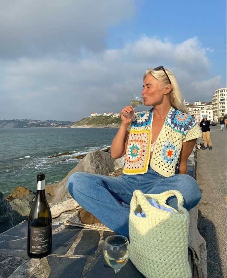 Πλεκτές τσάντες το Καλοκαίρι – Το Νο1 trend και ιδέες για σχέδια και χρώματα στα πιο boho outfits