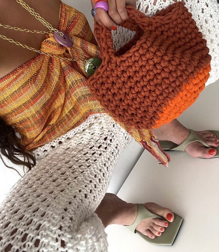 Πλεκτές τσάντες το Καλοκαίρι – Το Νο1 trend και ιδέες για σχέδια και χρώματα στα πιο boho outfits