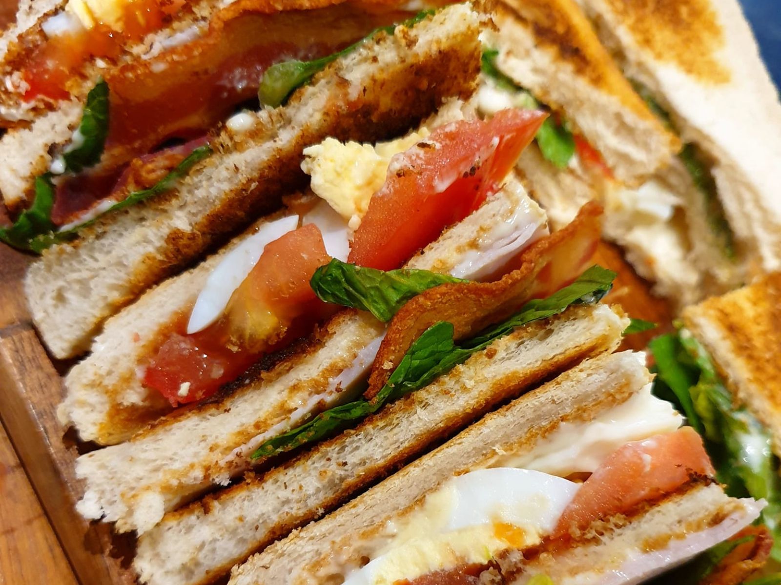 Σπέσιαλ κλαμπ σάντουιτς με αυγό