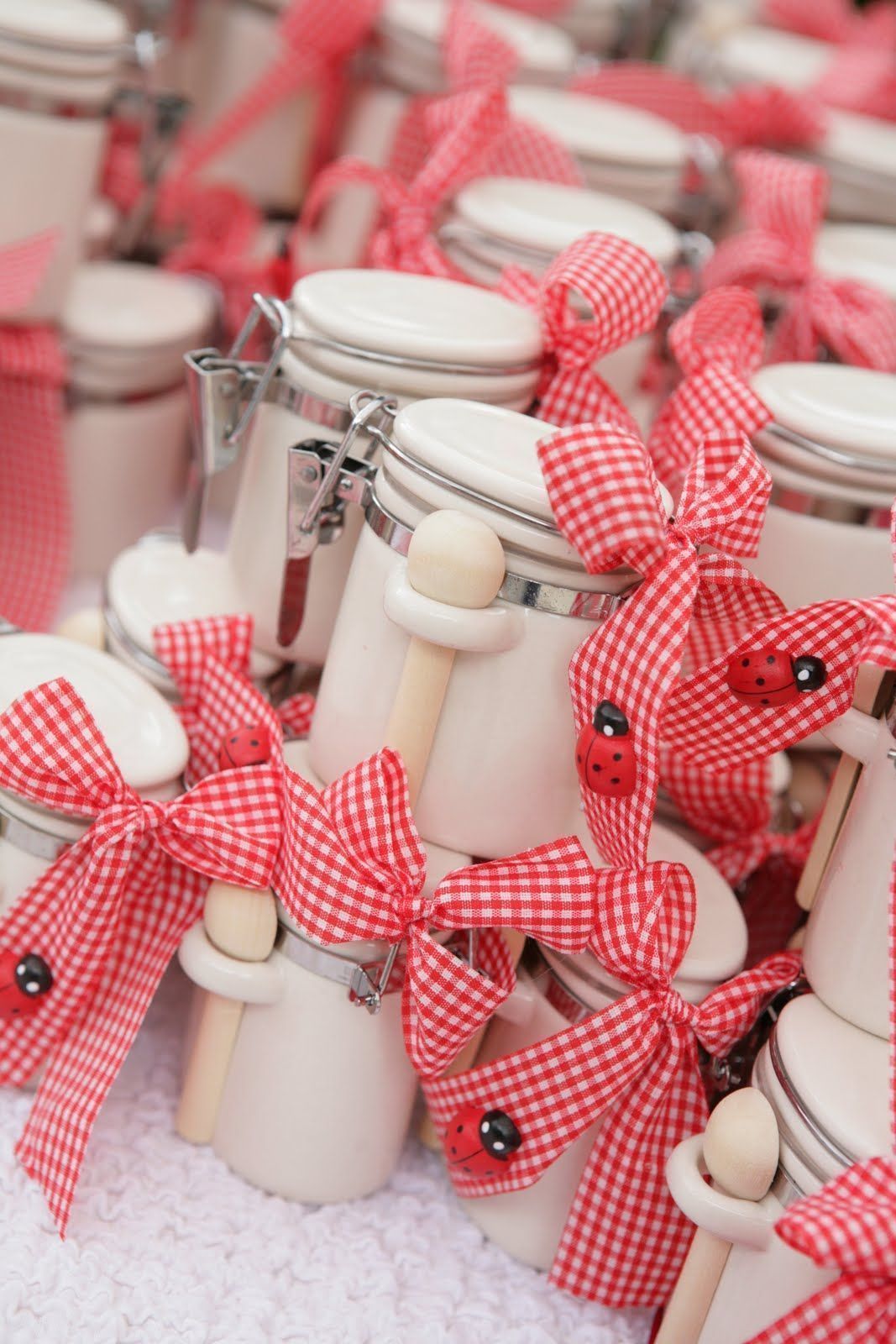 Βάφτιση με θέμα την Πασχαλίτσα: Ιδέες διακόσμησης στο τραπέζι και στην εκκλησία