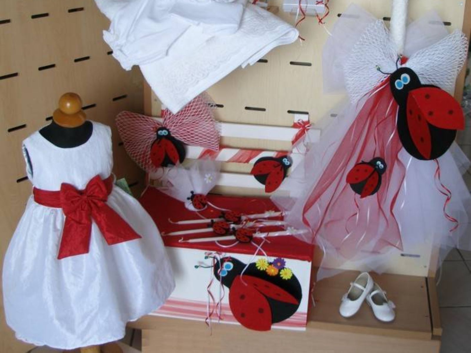 Βάφτιση με θέμα την Πασχαλίτσα: Ιδέες διακόσμησης στο τραπέζι και στην εκκλησία