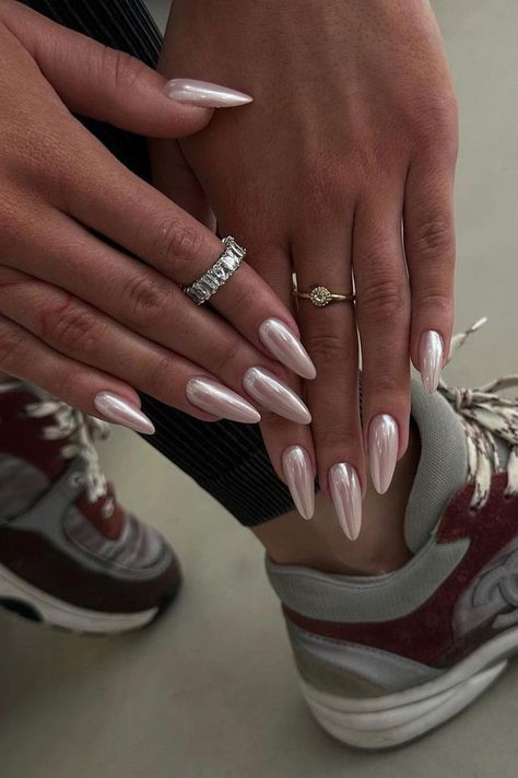 Angel Nails – Το νέο trend στο μανικιούρ για λαμπερά και σικ νύχια που τονίζουν το μαύρισμα