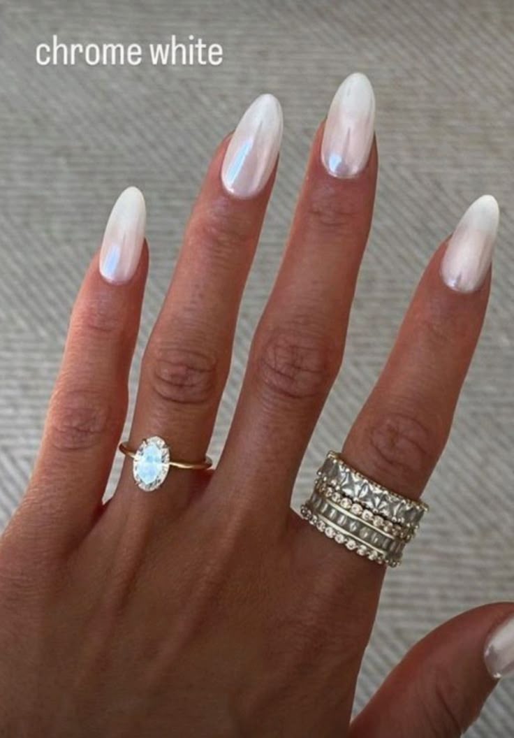 Angel Nails – Το νέο trend στο μανικιούρ για λαμπερά και σικ νύχια που τονίζουν το μαύρισμα