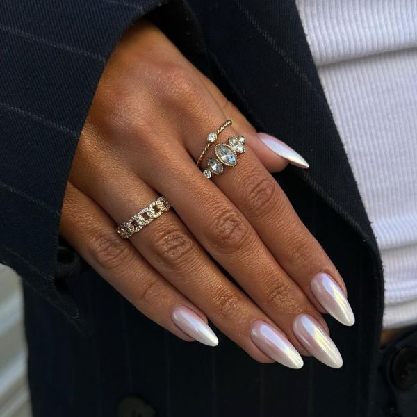 Angel Nails – Το νέο trend στο μανικιούρ για λαμπερά και σικ νύχια που τονίζουν το μαύρισμα