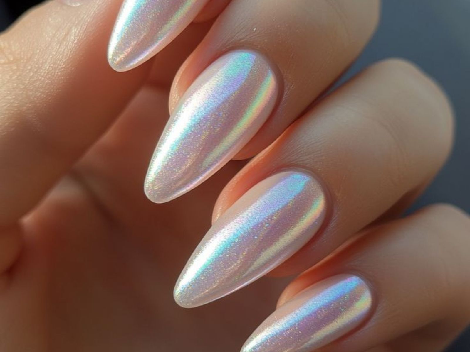 Angel Nails – Το νέο trend στο μανικιούρ για λαμπερά και σικ νύχια που τονίζουν το μαύρισμα