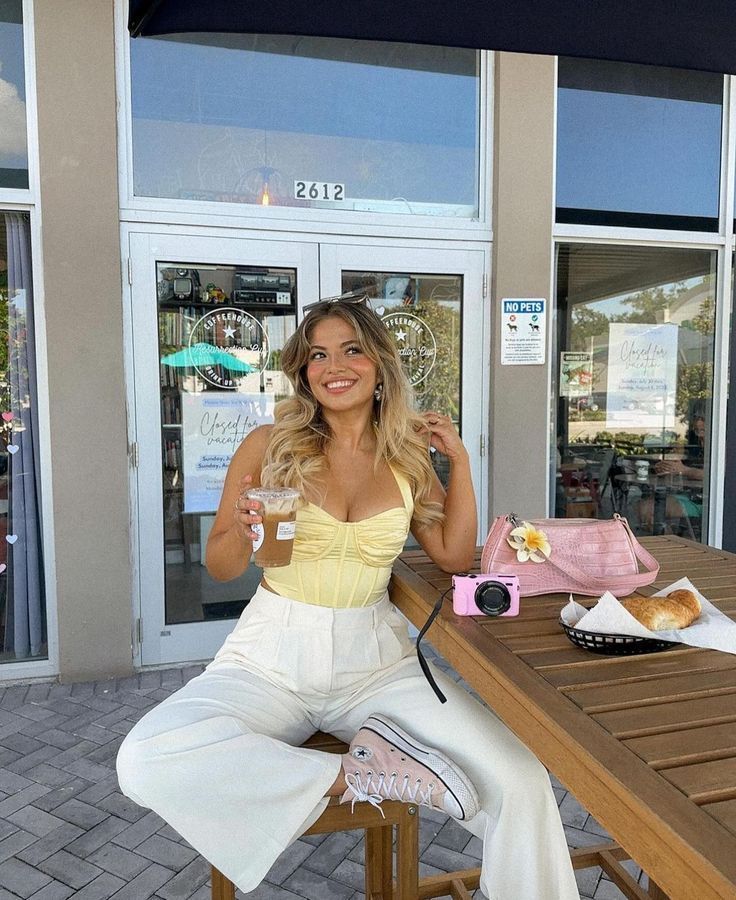 Καλοκαιρινά outfits σε pale yellow – Ιδέες για all day ντύσιμο από τη δουλειά μέχρι τη παραλία