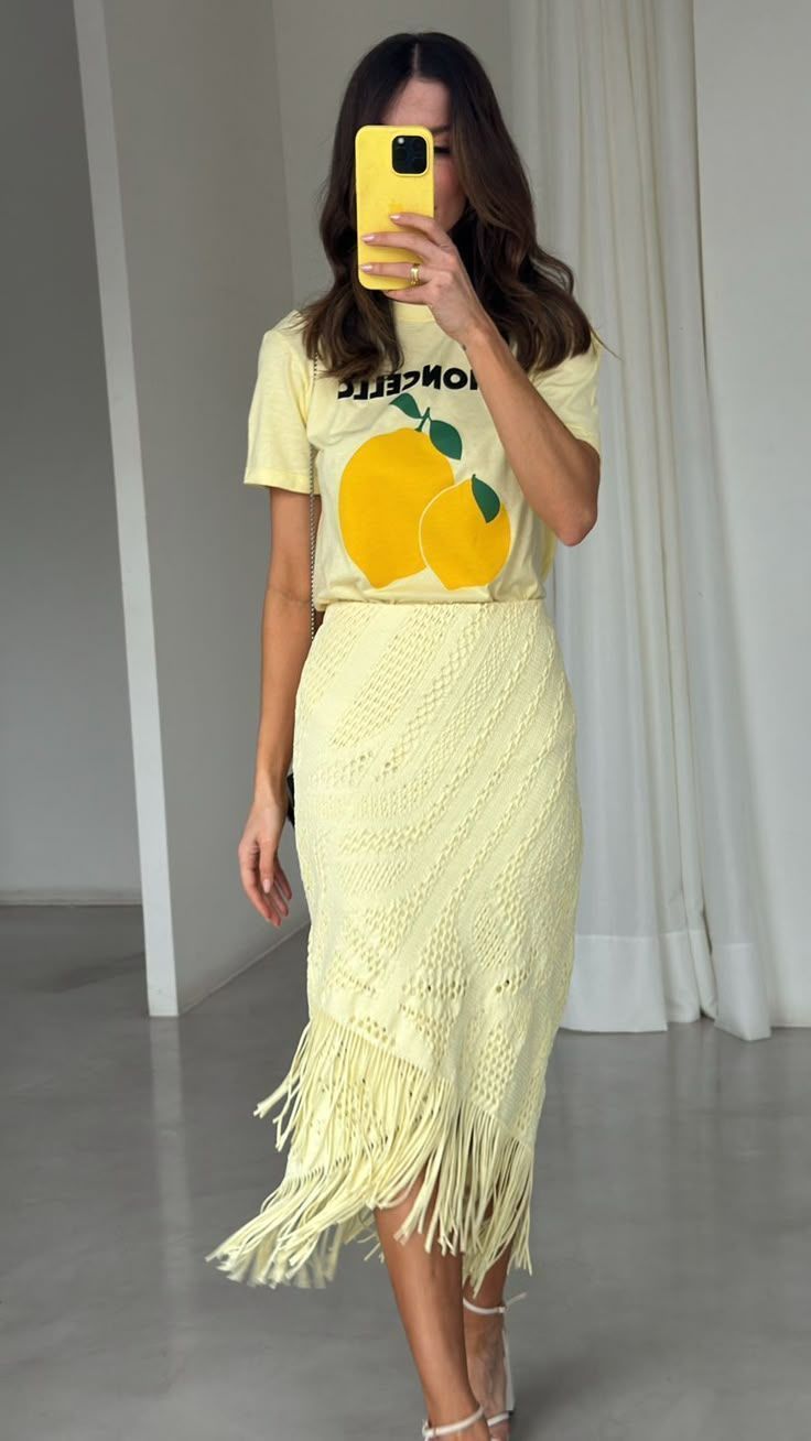 Καλοκαιρινά outfits σε pale yellow – Ιδέες για all day ντύσιμο από τη δουλειά μέχρι τη παραλία