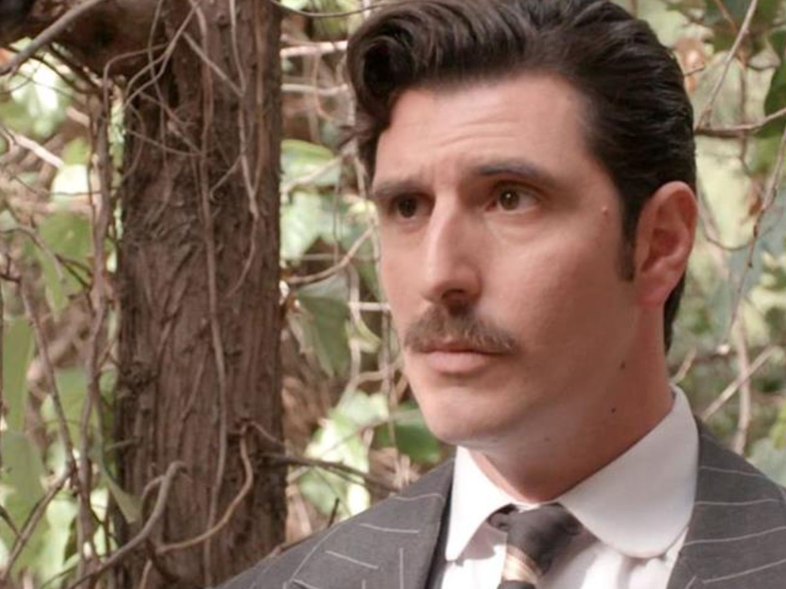 Grand Hotel: Ο Ρήγας φιλάει τη Κυβέλη και σκοτώνεται με την Αλίκη