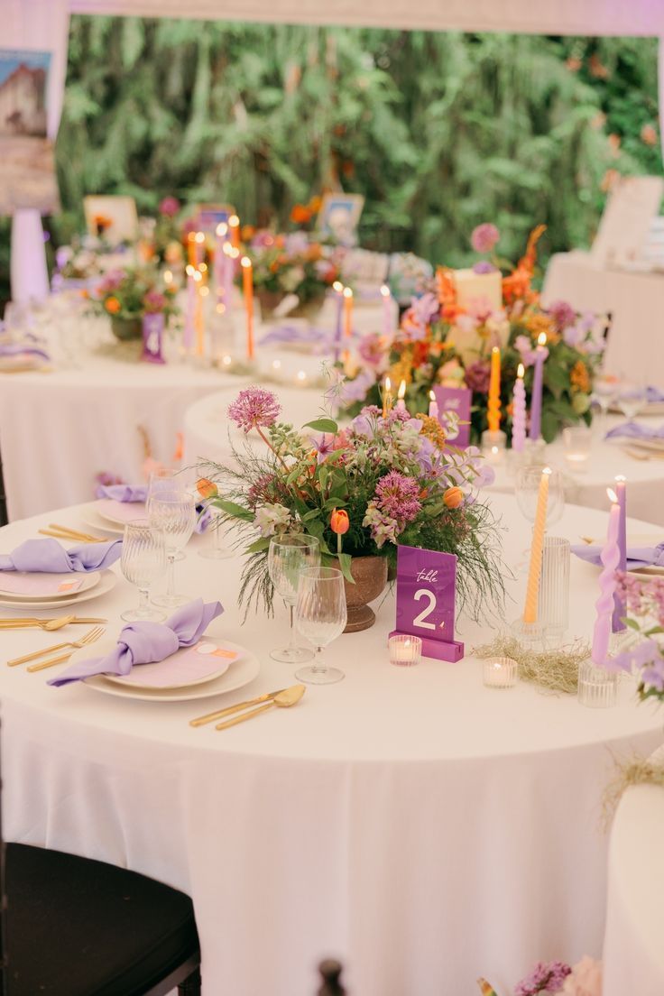 Ιδέες στολισμού για το τραπέζι του γάμου με όλες τις διακοσμητικές τάσεις του 2025