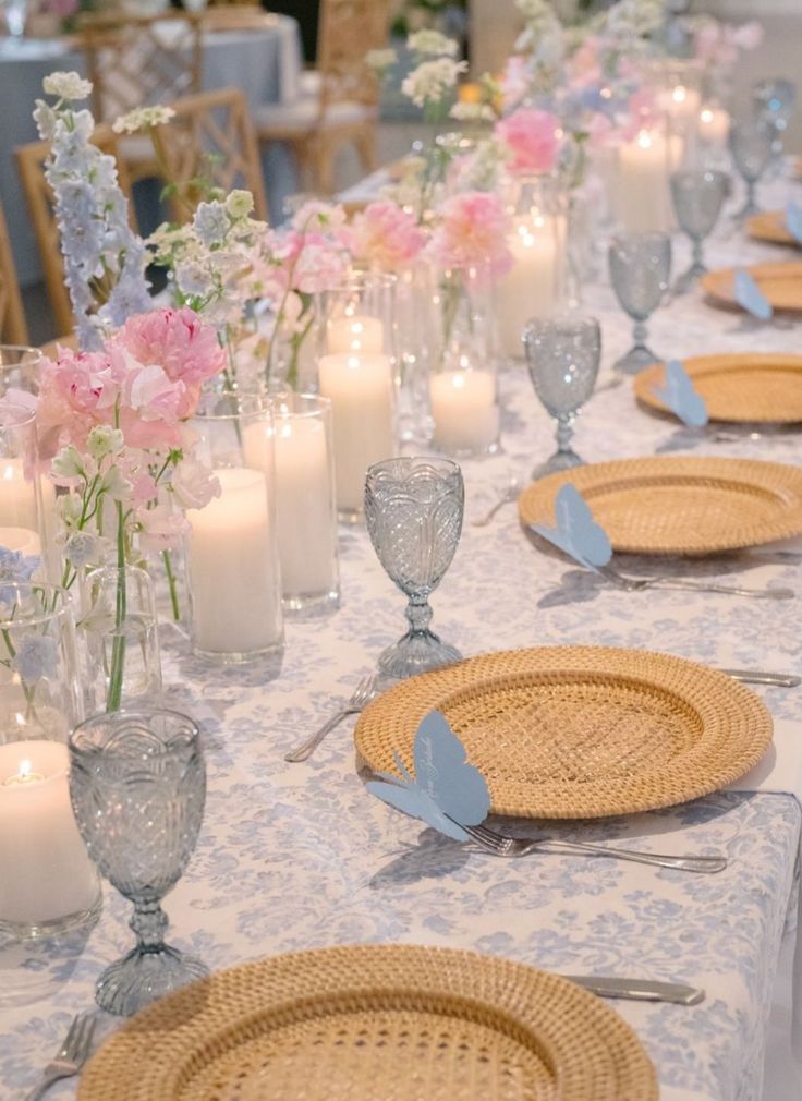 Ιδέες στολισμού για το τραπέζι του γάμου με όλες τις διακοσμητικές τάσεις του 2025