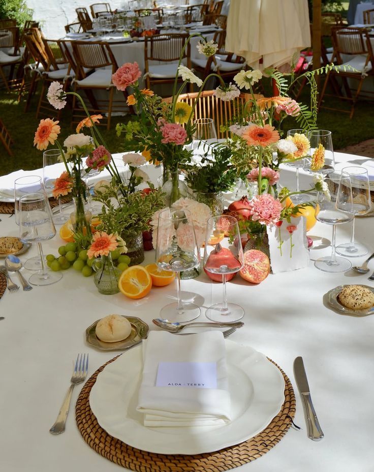 Ιδέες στολισμού για το τραπέζι του γάμου με όλες τις διακοσμητικές τάσεις του 2025