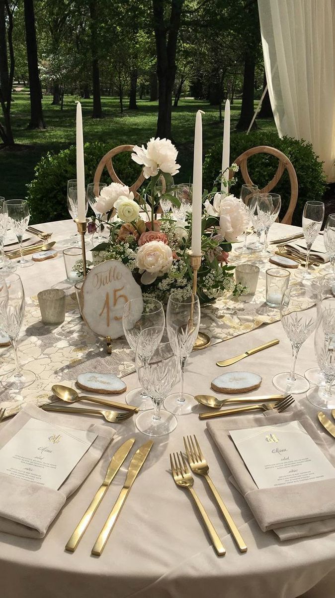 Ιδέες στολισμού για το τραπέζι του γάμου με όλες τις διακοσμητικές τάσεις του 2025