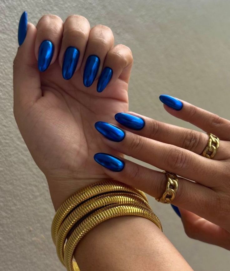 Μπλε Klein νύχια: Ιδέες για καλοκαιρινό μανικιούρ που θα γίνουν must to do