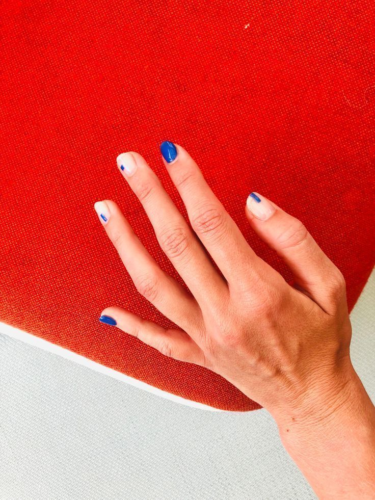 Μπλε Klein νύχια: Ιδέες για καλοκαιρινό μανικιούρ που θα γίνουν must to do