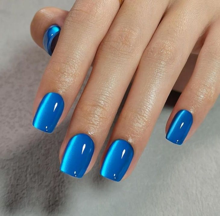 Μπλε Klein νύχια: Ιδέες για καλοκαιρινό μανικιούρ που θα γίνουν must to do