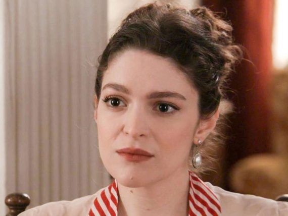 Grand Hotel : Η Αλίκη αφήνει την Αγγέλα να καταδικαστεί σε θάνατο