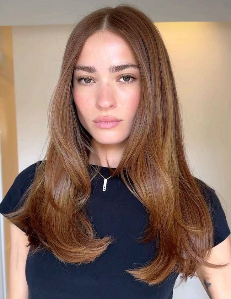 Face Framing Layers: Το φιλάρισμα που χαρίζει όγκο και κίνηση σε λεπτά μαλλιά