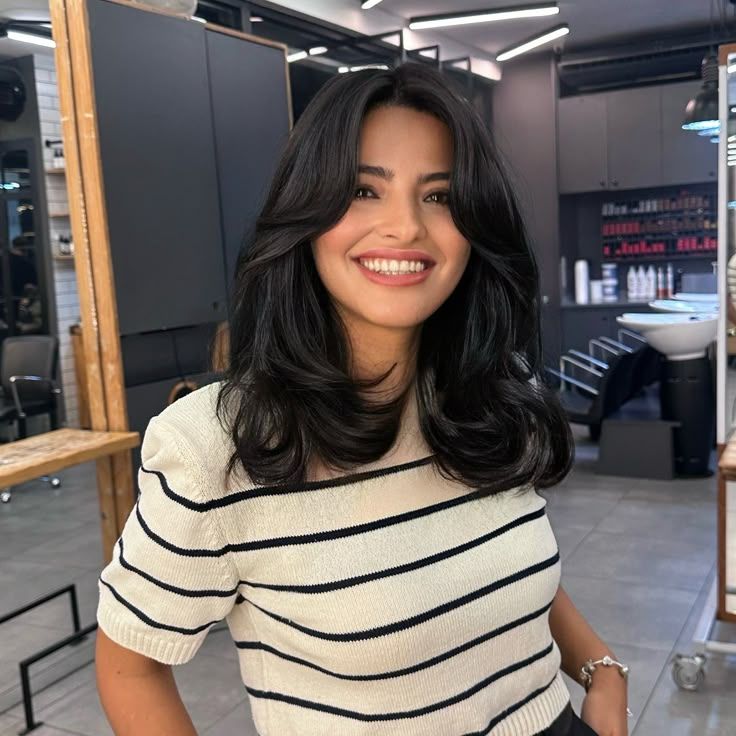 Face Framing Layers: Το φιλάρισμα που χαρίζει όγκο και κίνηση σε λεπτά μαλλιά