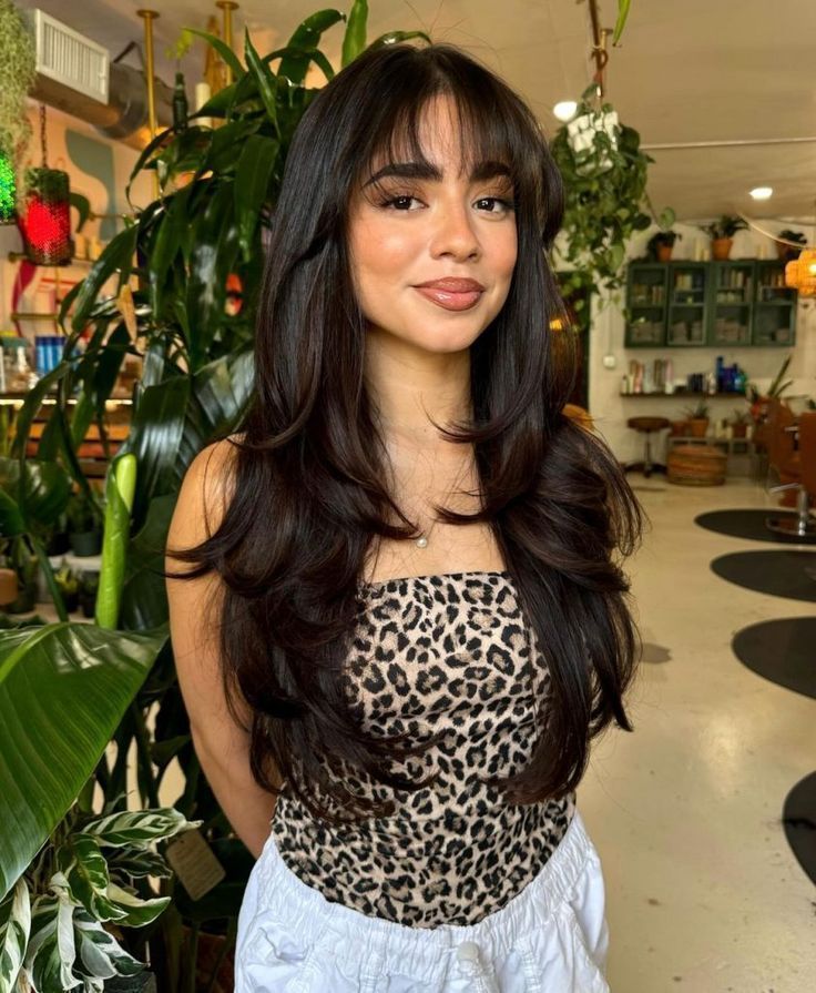 Face Framing Layers: Το φιλάρισμα που χαρίζει όγκο και κίνηση σε λεπτά μαλλιά