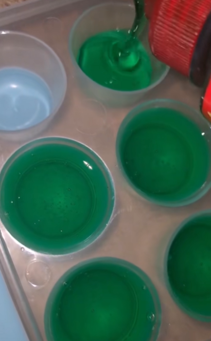 Καθάρισε τον φούρνο από καμένα λίπη και δύσκολους λεκέδες με τα viral παγάκια σαπουνιού