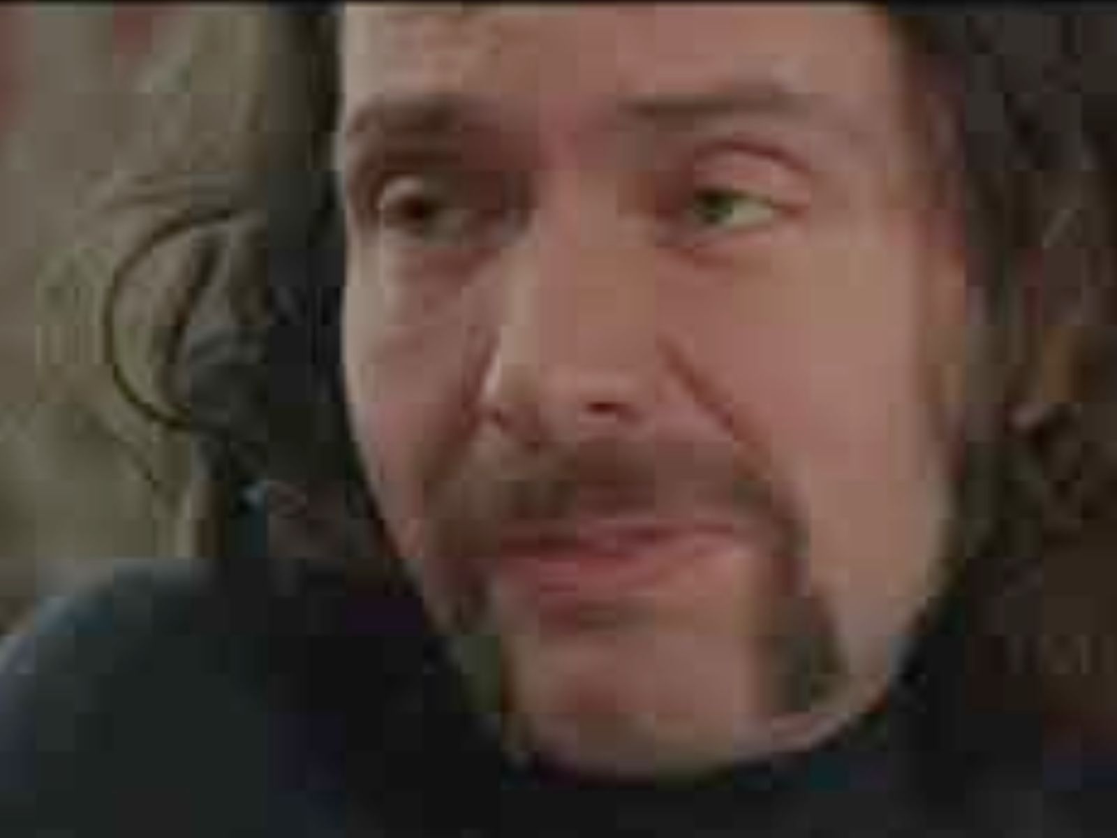 Η Παραλία: Ο Γιόχαν δέχεται επίθεση μέσα στη φυλακή