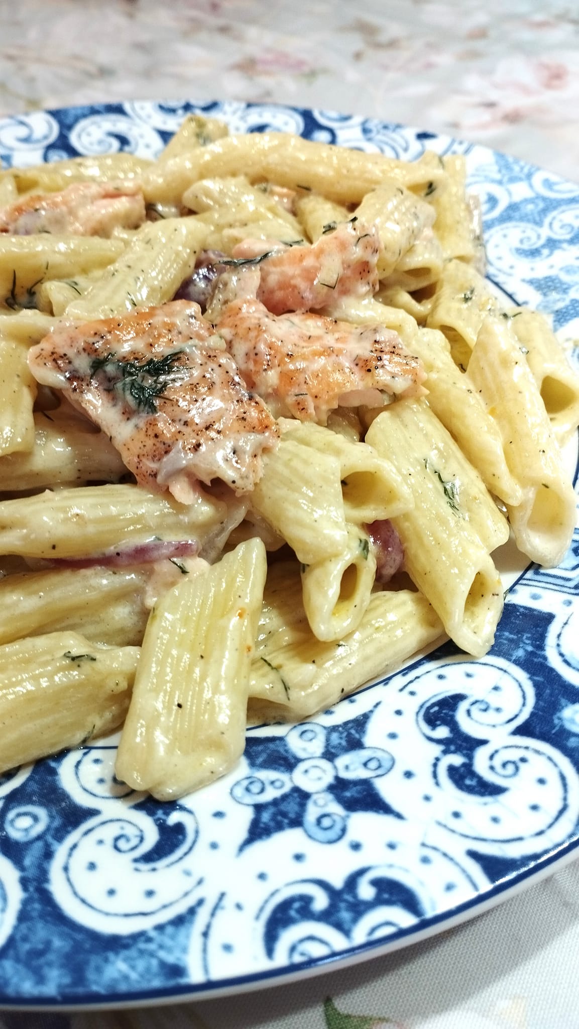 Πένες με σολομό και κρέμα γάλακτος για το μεσημεριανό