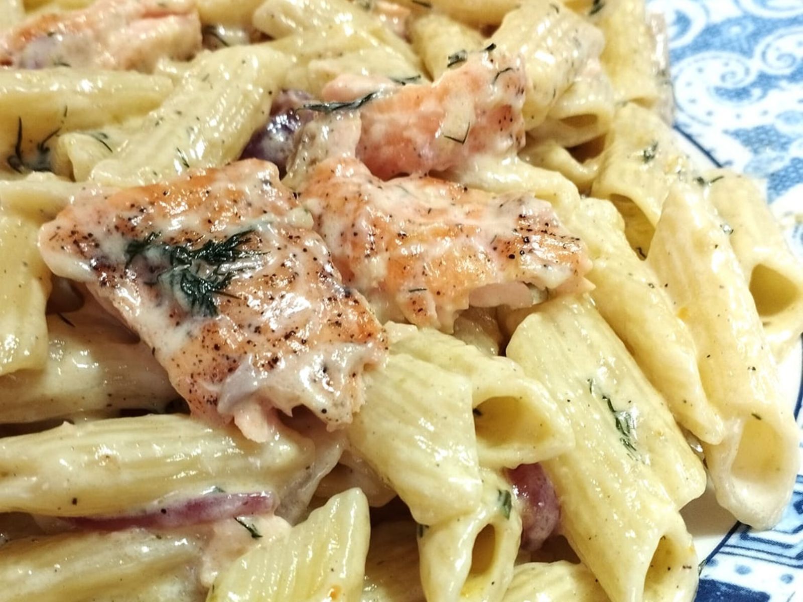 Πένες με σολομό και κρέμα γάλακτος για το μεσημεριανό