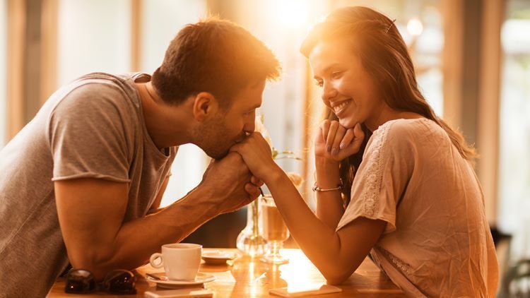 Πώς να γλυτώσεις την σχέση σου από το σαμποτάρισμα του καλοκαιριού.