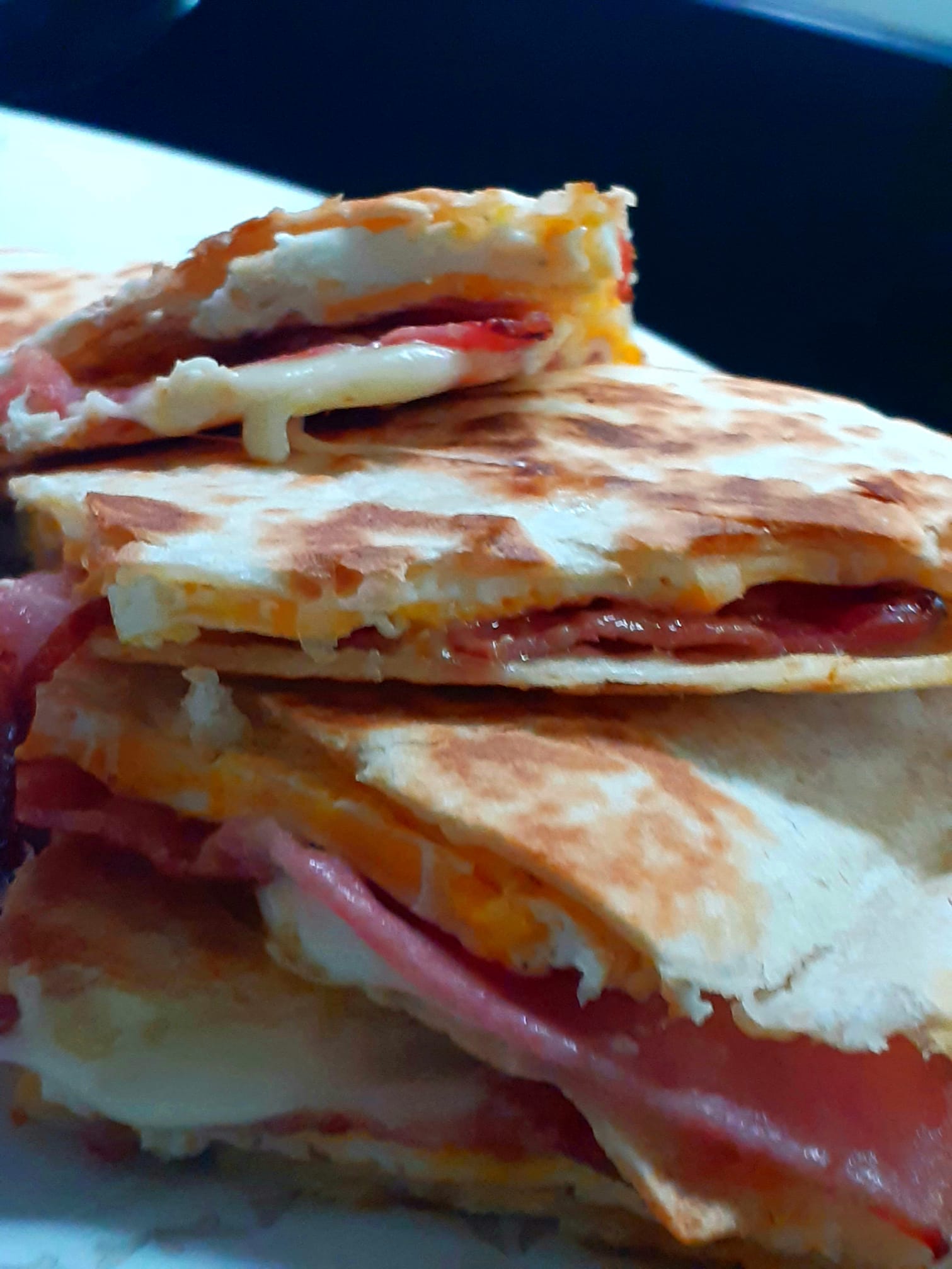 Σάντουιτς με τορτίγια στο τηγάνι με μοτσαρέλα και μπέικον