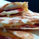 Σάντουιτς με τορτίγια στο τηγάνι με μοτσαρέλα και μπέικον