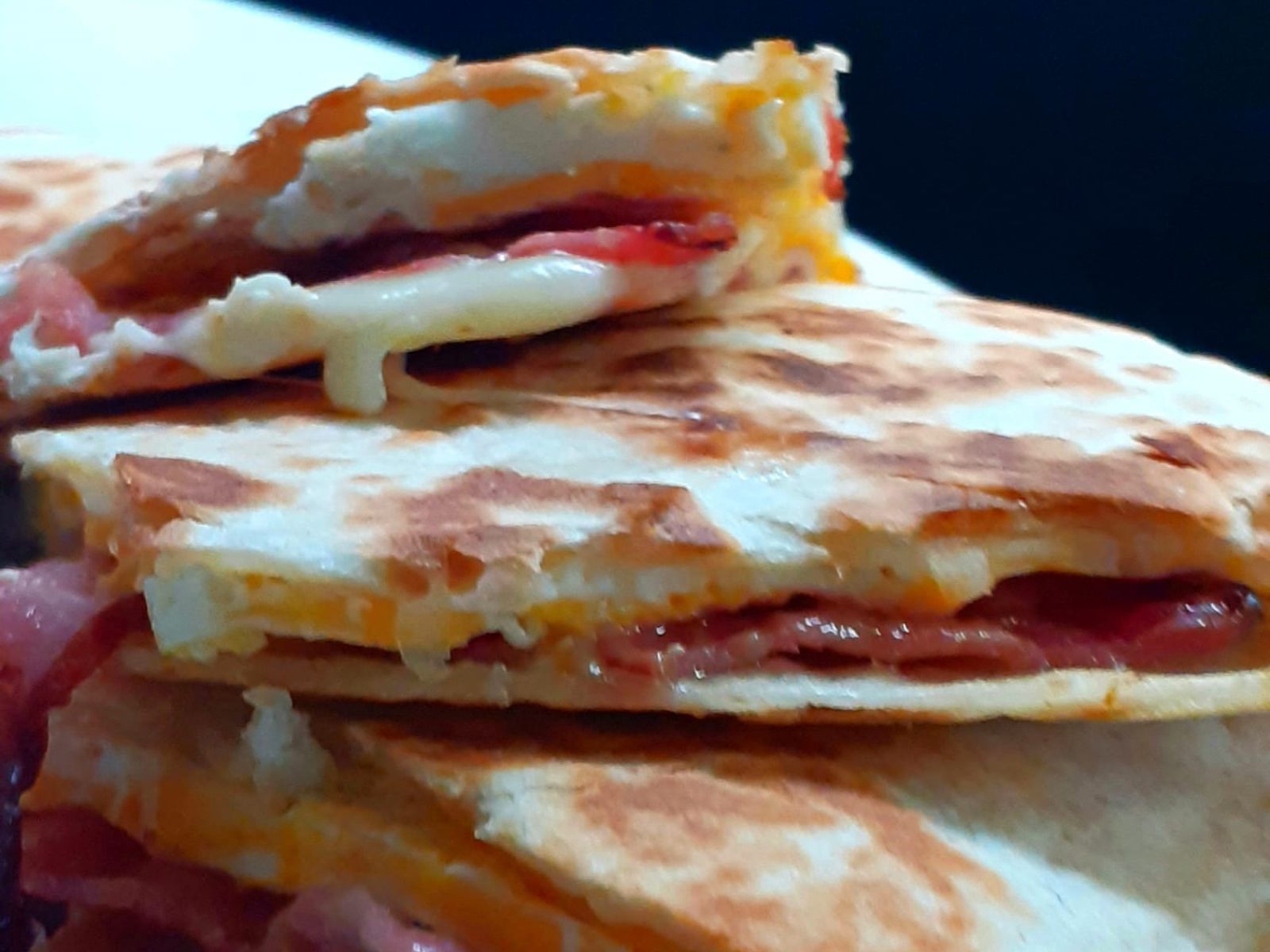 Σάντουιτς με τορτίγια στο τηγάνι με μοτσαρέλα και μπέικον