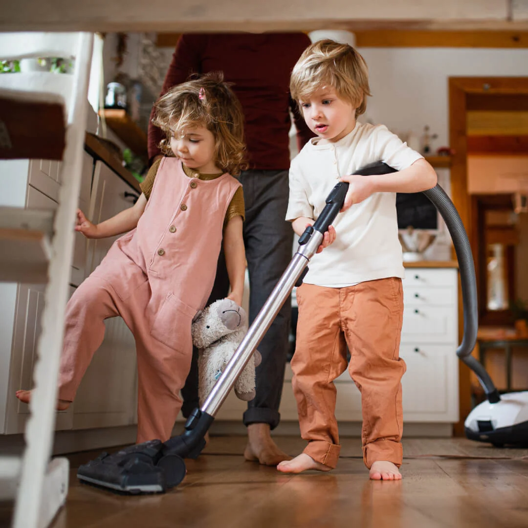 7 εύκολοι τρόποι να κρατήσετε το σπίτι συμμαζεμένο τώρα το καλοκαίρι ακόμη και αν έχετε μικρά παιδιά.