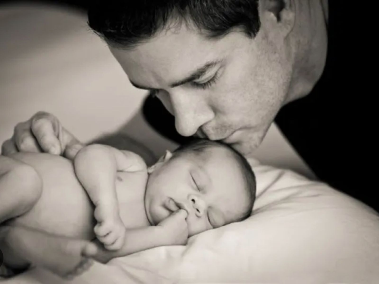 Όταν ο μπαμπάς “κλέβει” το ρόλο της μαμάς- Γιατί συμβαίνει κάτι τέτοιο και πως μπορούμε να το διορθώσουμε;