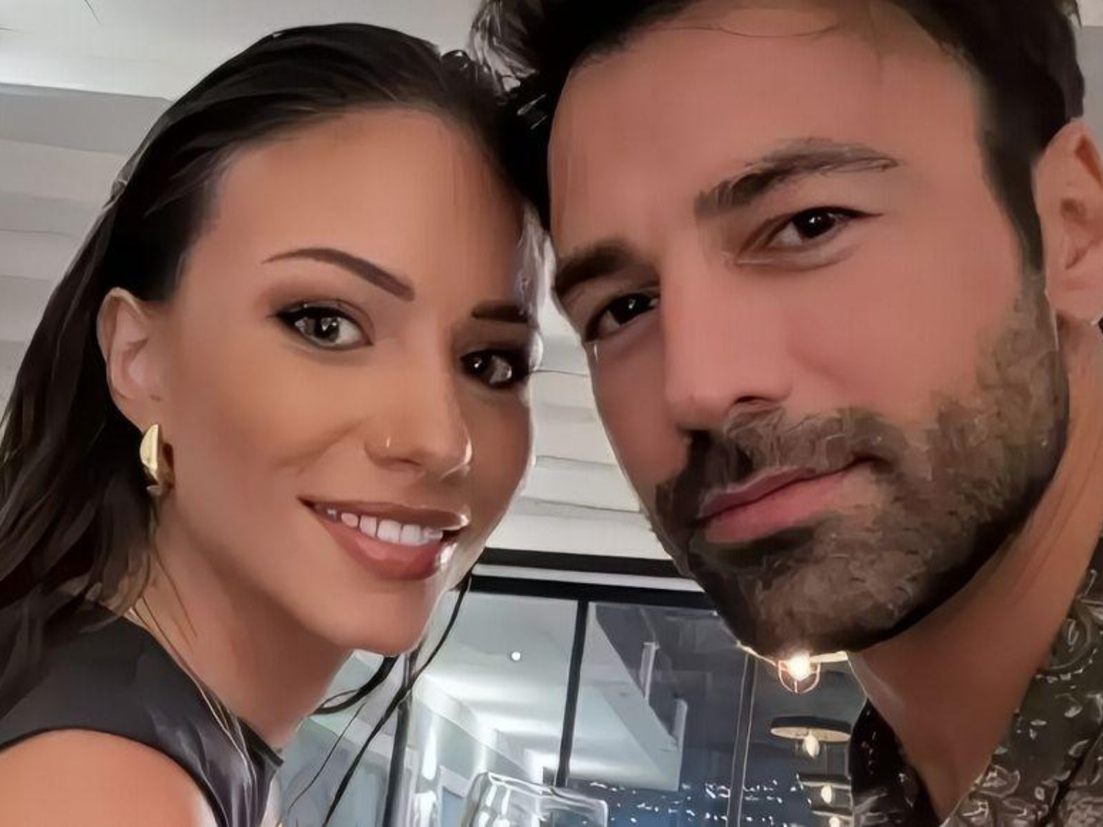 Ο Ανδρέας Γεωργίου αγκαλιάζει τρυφερά την φουσκωμένη κοιλίτσα της Σιμώνης Χριστοδούλου και ρίχνουν το Instagram