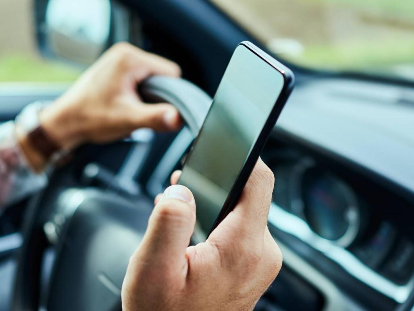 Ποια είναι η ποινή που θα έχεις αν σε πιάσουν με κινητό στο αμάξι- Δεν είναι μόνο χρηματικό πρόστιμο