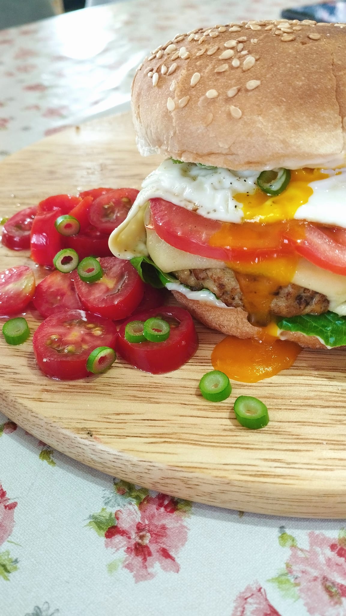 Burger με αφράτο μπιφτέκι από το κοτόπουλο που περίσσεψε