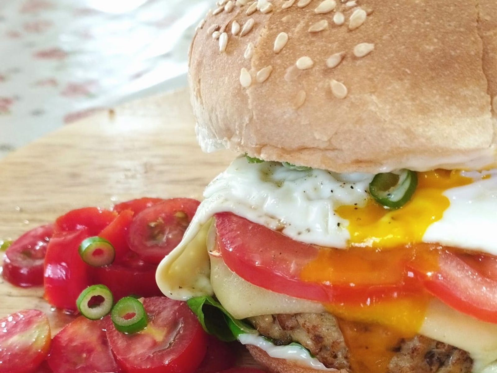 Burger με αφράτο μπιφτέκι από το κοτόπουλο που περίσσεψε