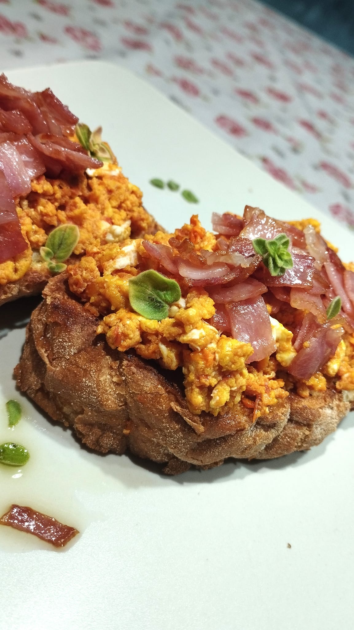 Καγιανάς σε φρυγανιστό ψωμί – Το πιο νόστιμο βραδινό για όλη την οικογένεια