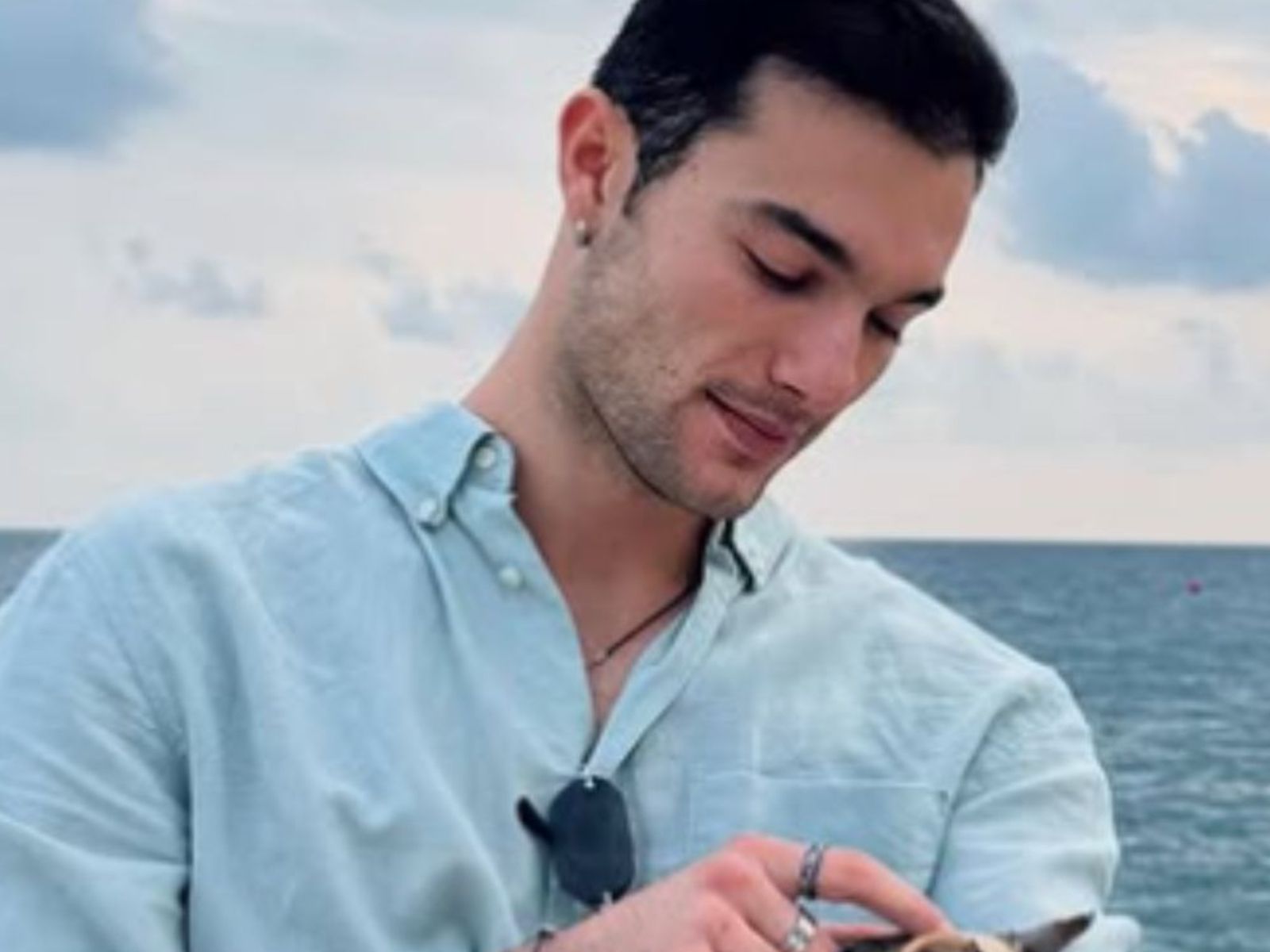 Στο μοντέρνο καθιστικό του Νίκου Κοσώνα τα καλοκαιρινά του χαλιά στη διακόσμηση θα τα ζηλέψεις