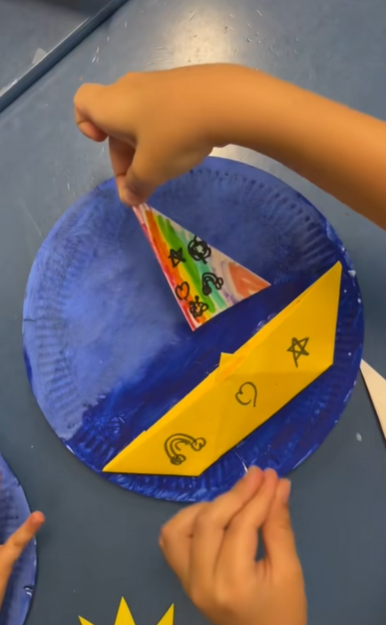 Βαρκούλες σε χάρτινα πιάτα – Η πιο εύκολη παιδική κατασκευή για την τάξη ή το σπίτι