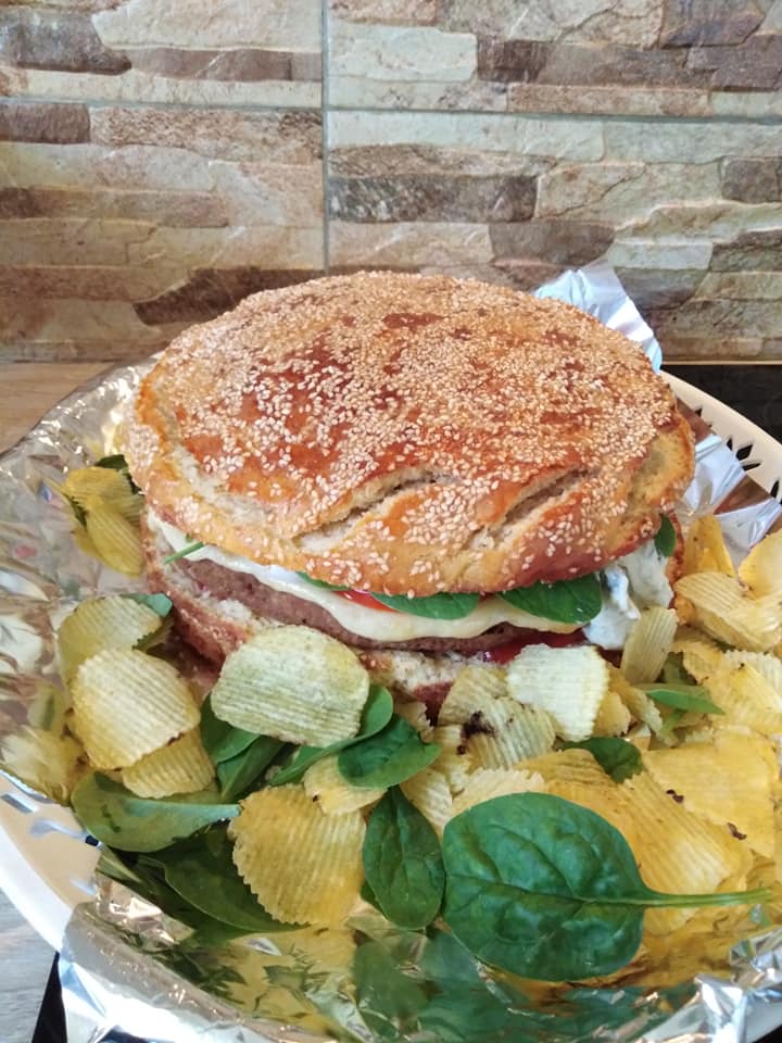 Burger Γίγας σε καρβέλι 30 εκατοστών