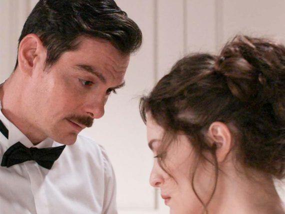 Grand Hotel: Αλίκη και Πέτρος κάνουν έρωτα στο σπίτι του Χαραλάμπη και ο Ρήγας εισβάλλει και τους πιάνει στα πράσα