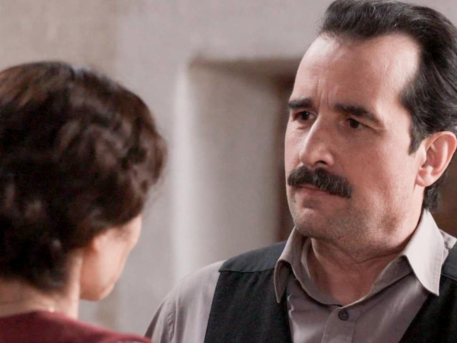 Grand Hotel: Η Θεώνη συνέρχεται τη στιγμή που ο Χαραλάμπης μπαίνει φυλακή