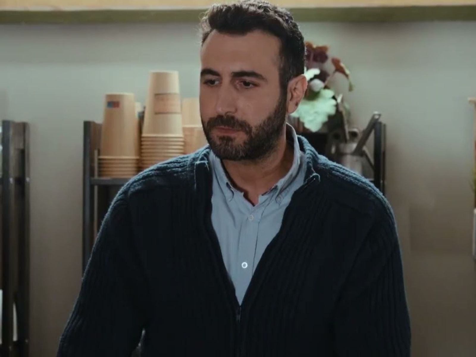 Η Γη της Ελιάς : O Πότης στην κηδεία δεν σέβεται τη χαροκαμένη μάνα