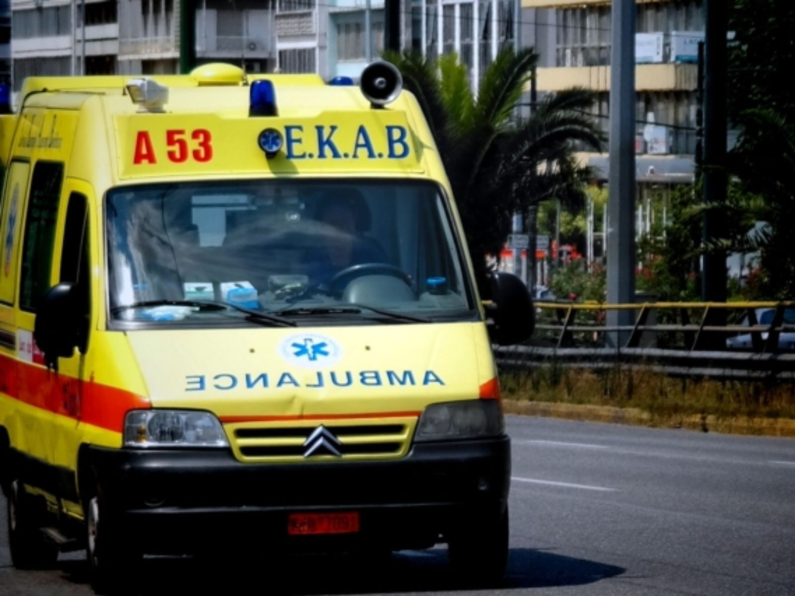 Καλλιθέα: «Έχασα το παιδί μου» ούρλιαζε η μάνα της 7χρονης που πέρασε μέσα από τζαμαρία και τραυματίστηκε θανάσιμα