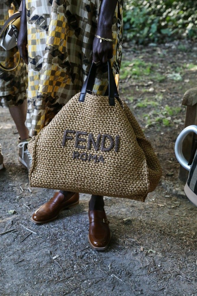 Πλεκτές τσάντες το Καλοκαίρι – Το Νο1 trend και ιδέες για σχέδια και χρώματα στα πιο boho outfits